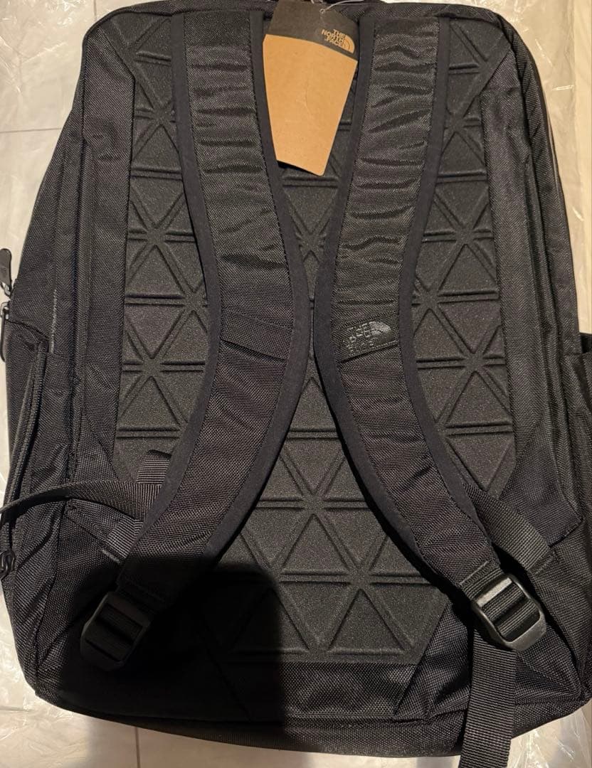 【新品タグ付】ノースフェイスシャトルデイバッグ　24Ｌ