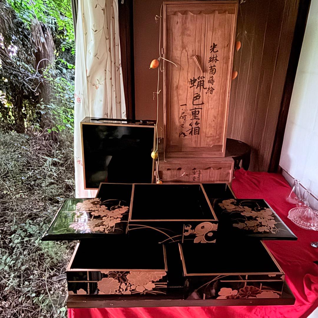 2210様感謝‼️JAPAN蝋色『光琳菊蒔絵五段重二枚蓋』螺鈿光琳　台座付　桐箱入