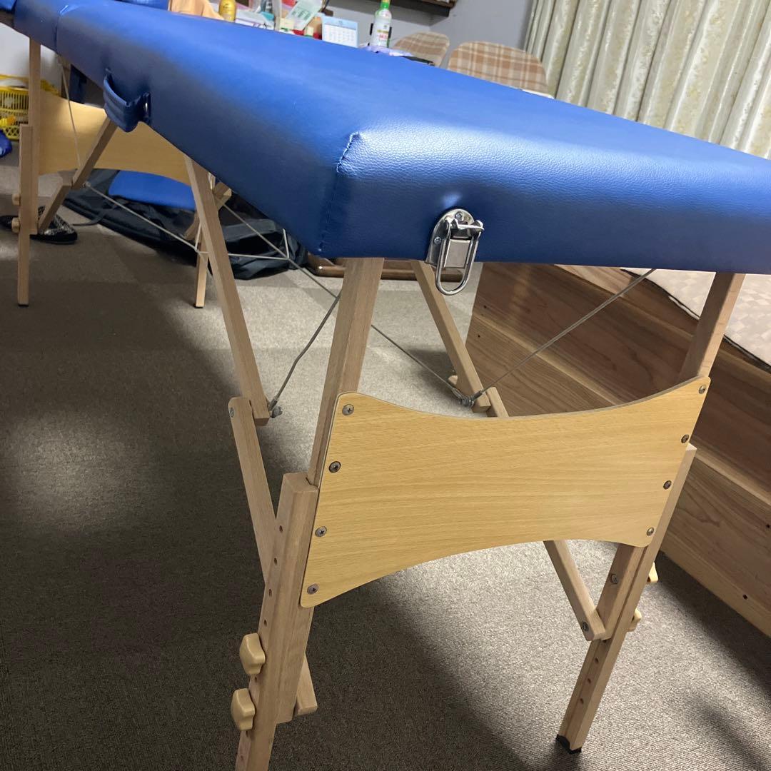 青色マッサージテーブル