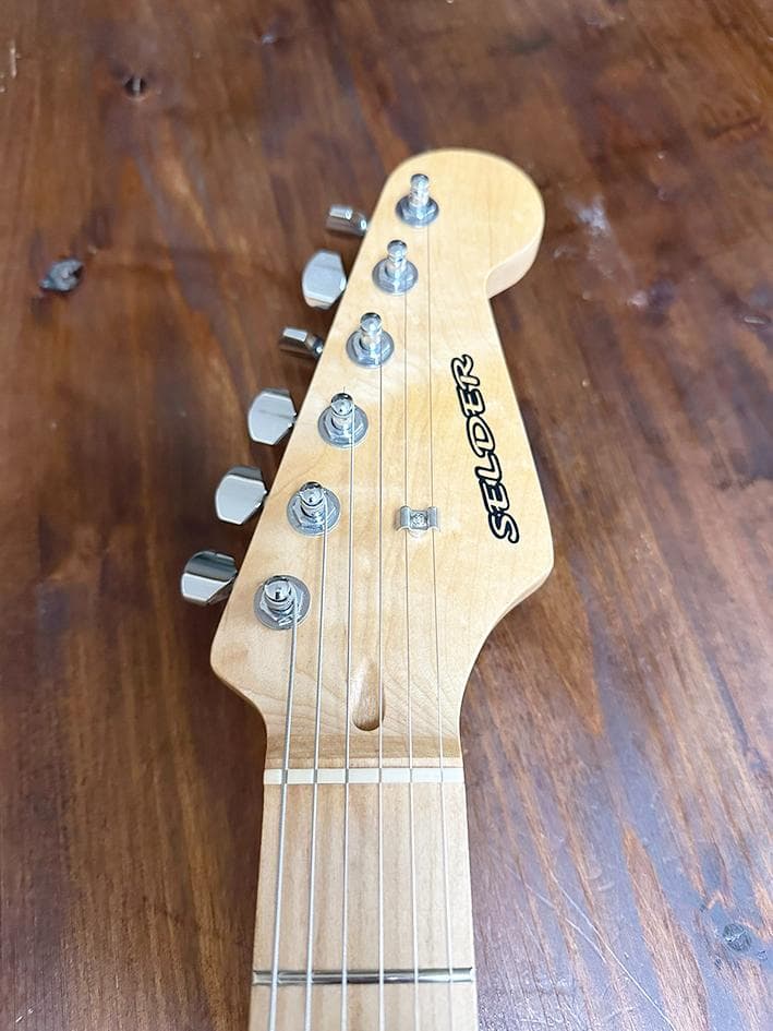 ストラトタイプ　エレキギター　ダークバースト