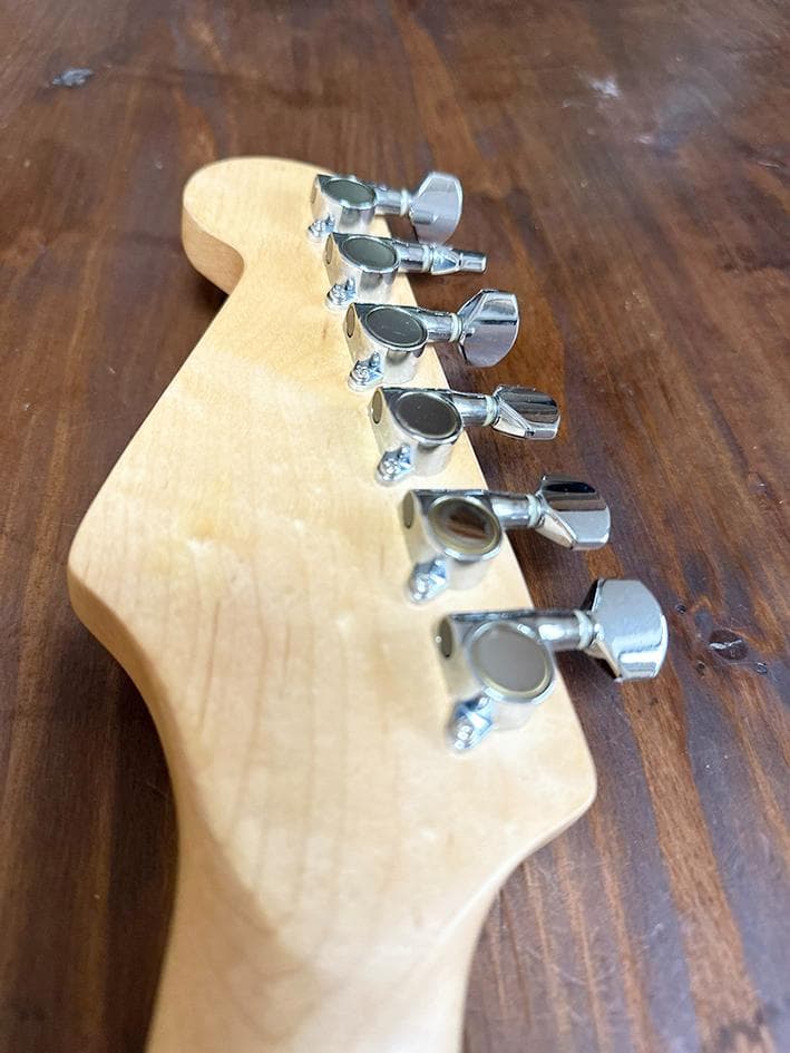 ストラトタイプ　エレキギター　ダークバースト