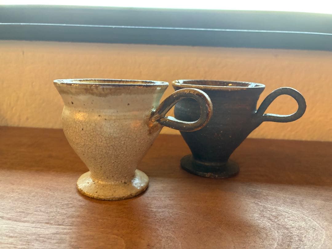 唐津焼　白と黒の陶器カップ2個セット