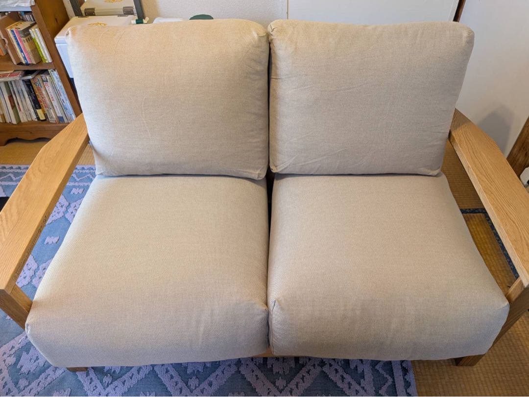 ベージュの布張り2人掛けソファ　無印良品