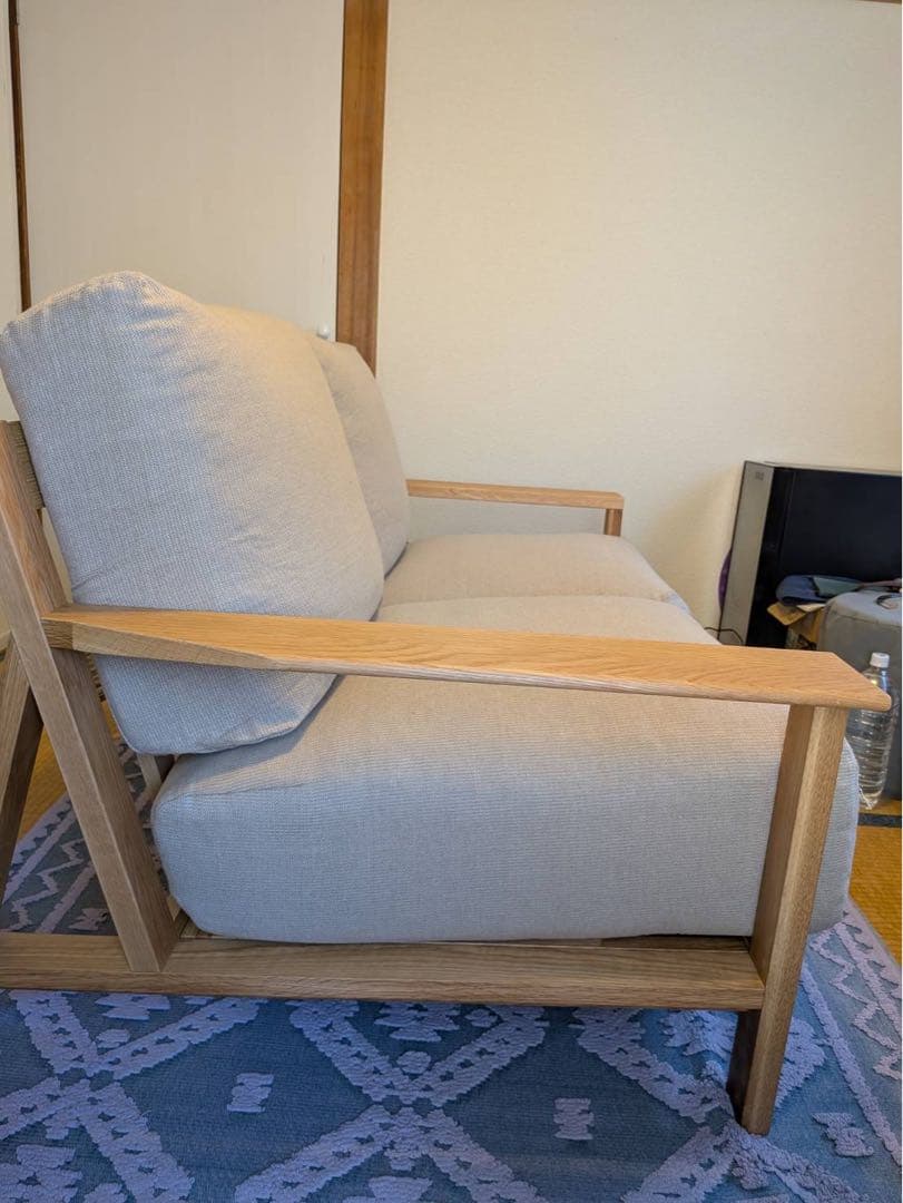 ベージュの布張り2人掛けソファ　無印良品