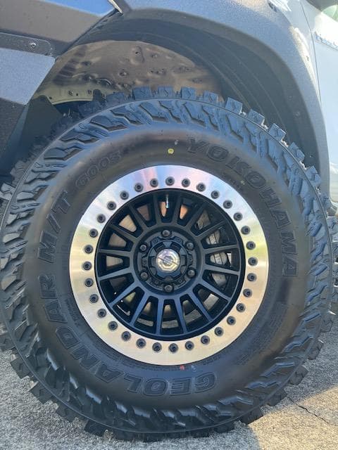 ソリッドレーシングタービンZ1 16ジオランダーMTG003 285/75R16