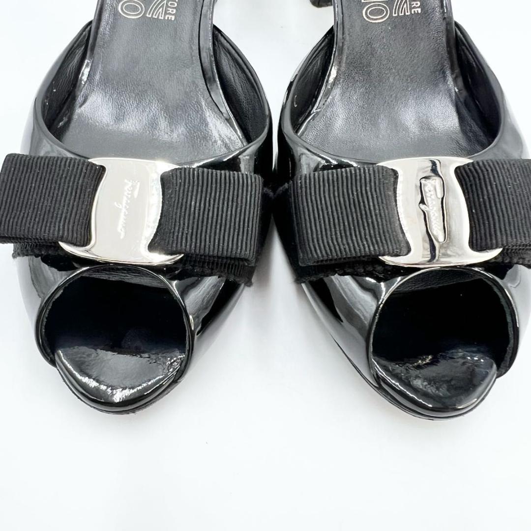 フェラガモ ミュール サンダル 黒エナメル リボン 6 1/2C 美品 23.5