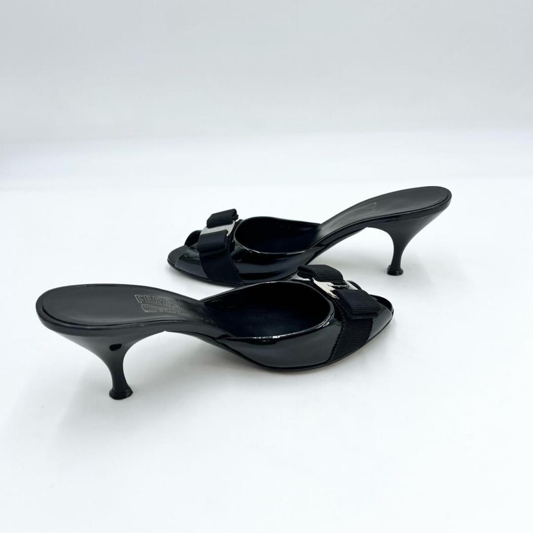 フェラガモ ミュール サンダル 黒エナメル リボン 6 1/2C 美品 23.5