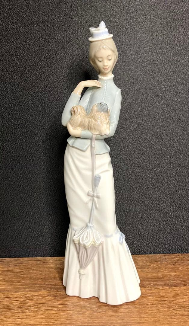 リヤドロ LLADRO 子犬を抱く貴婦人
