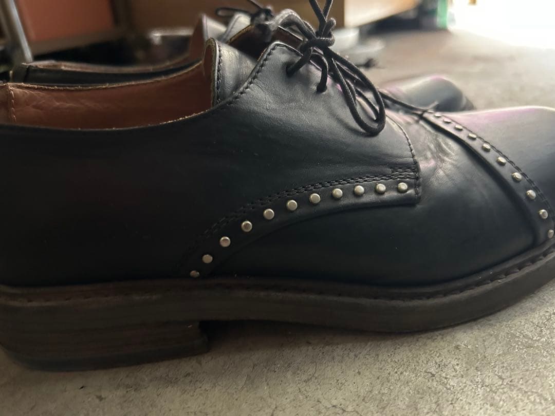 ブッテロ スタッズ付き黒レザーシューズ