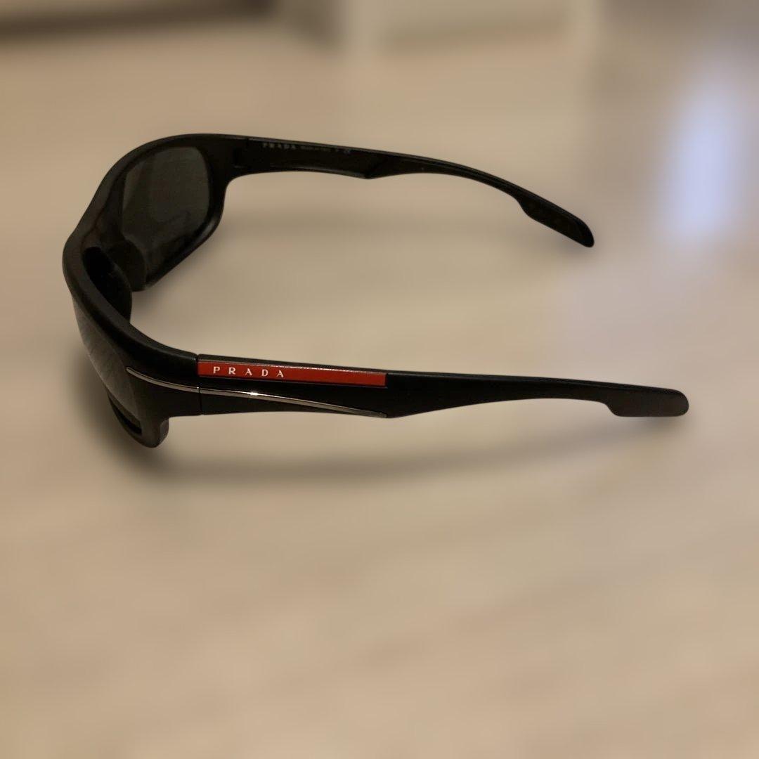 PRADAブラックサングラス