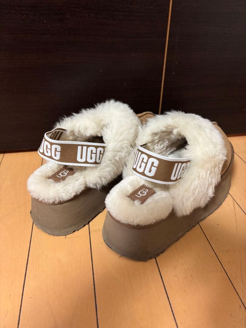 UGG ブラウンファースライドサンダル