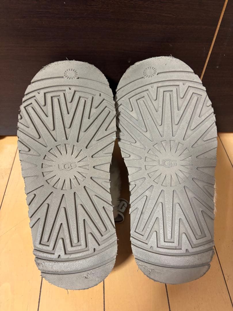 UGG ブラウンファースライドサンダル