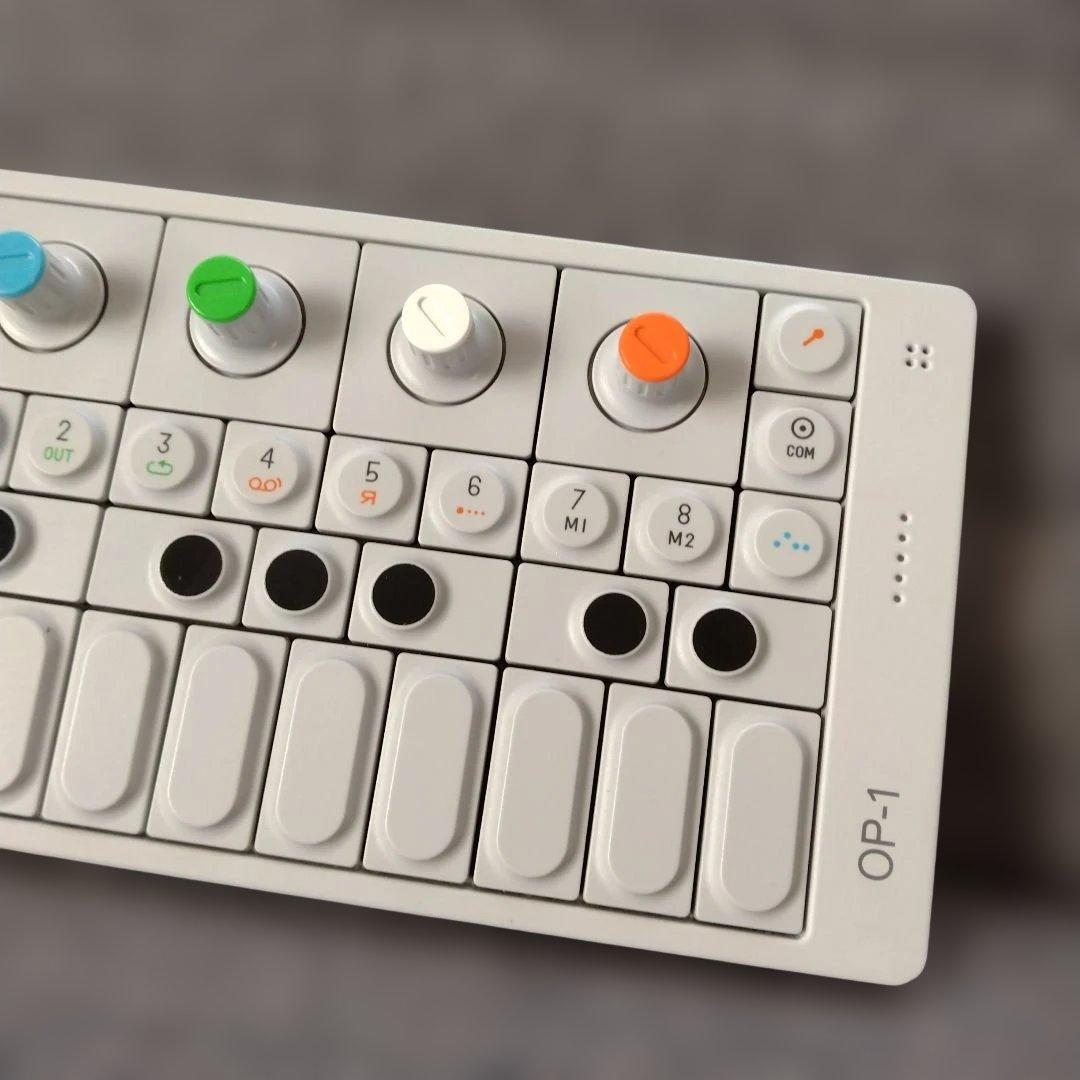 OP-1 Teenage Engineering　シンセサイザー ホワイト