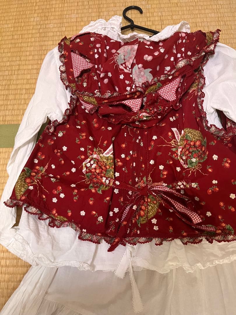 ピンクハウス　フード付きベスト　ロイヤルクイーンベリー柄