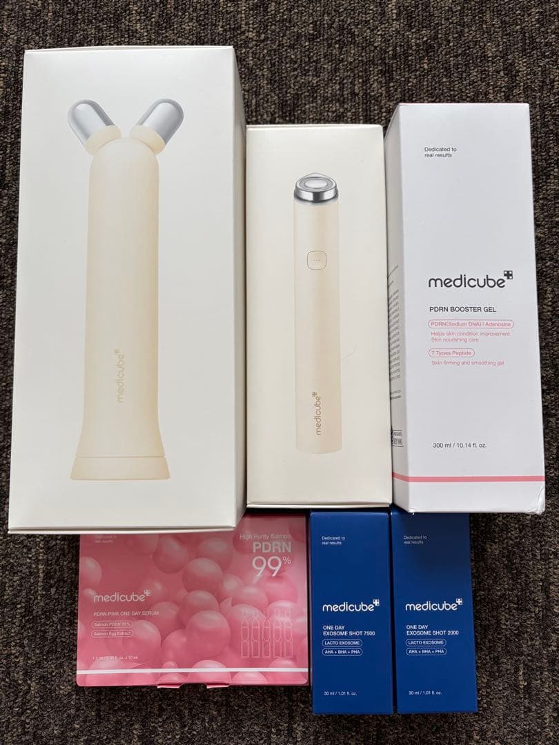 medicube メディキューブ　ブースタープロミニプラス　美顔器　中顔面ケア