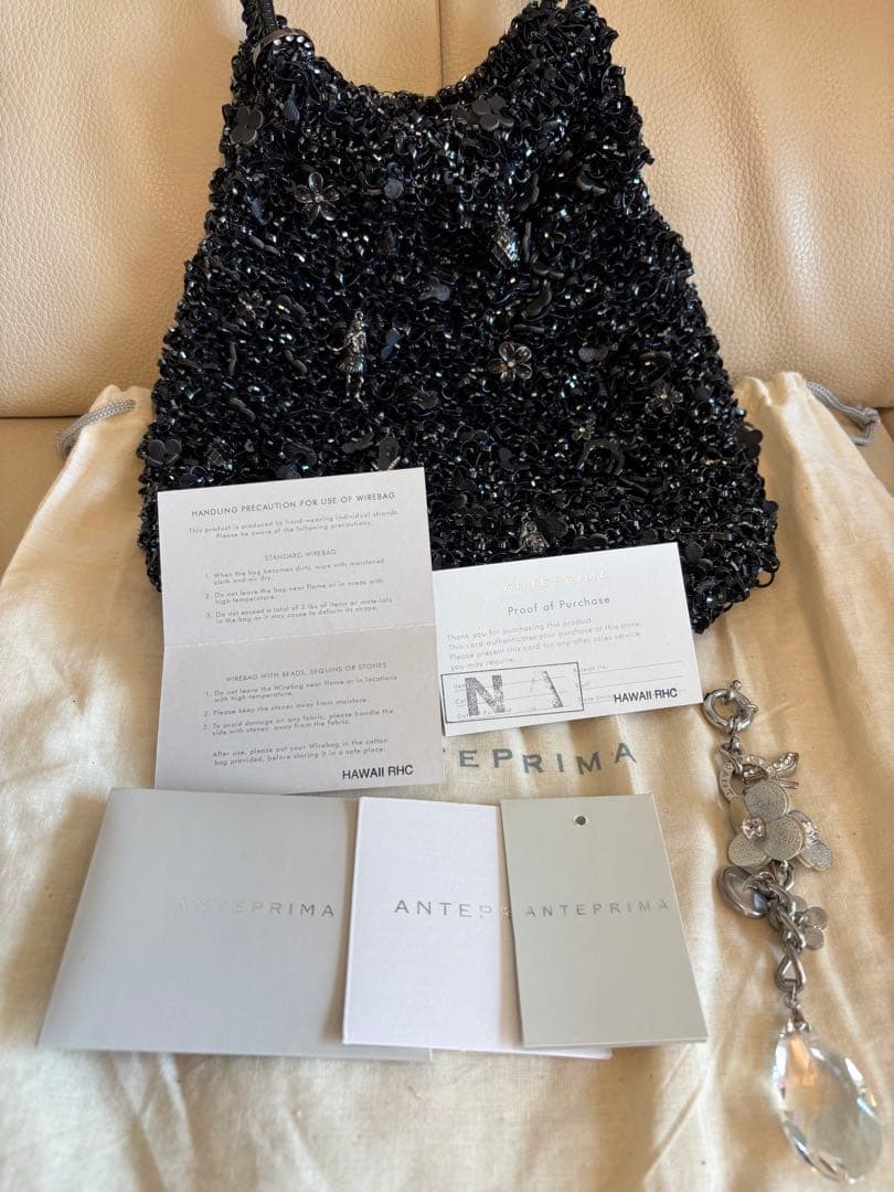 ハワイ限定　ANTEPRIMA ビーズ装飾 ブラックハンドバッグ　チャーム付き