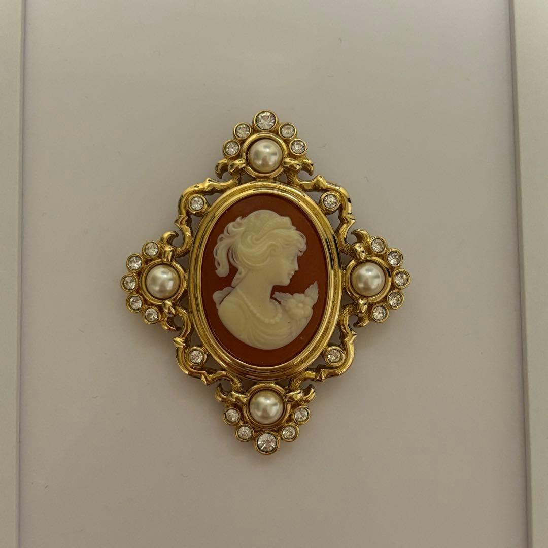 バーバリー　カメオ　ブローチ パール