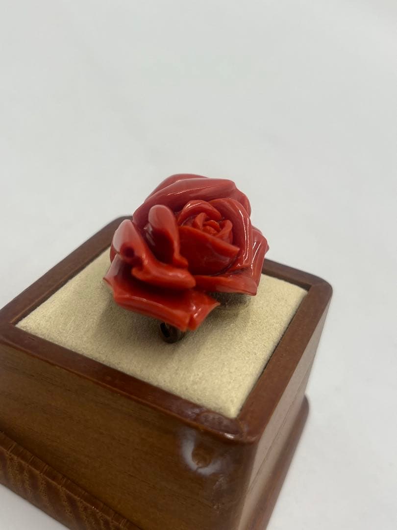 赤珊瑚　天然珊瑚　サンゴ　ルース　薔薇　バラ　花　彫刻　帯留　ブローチ
