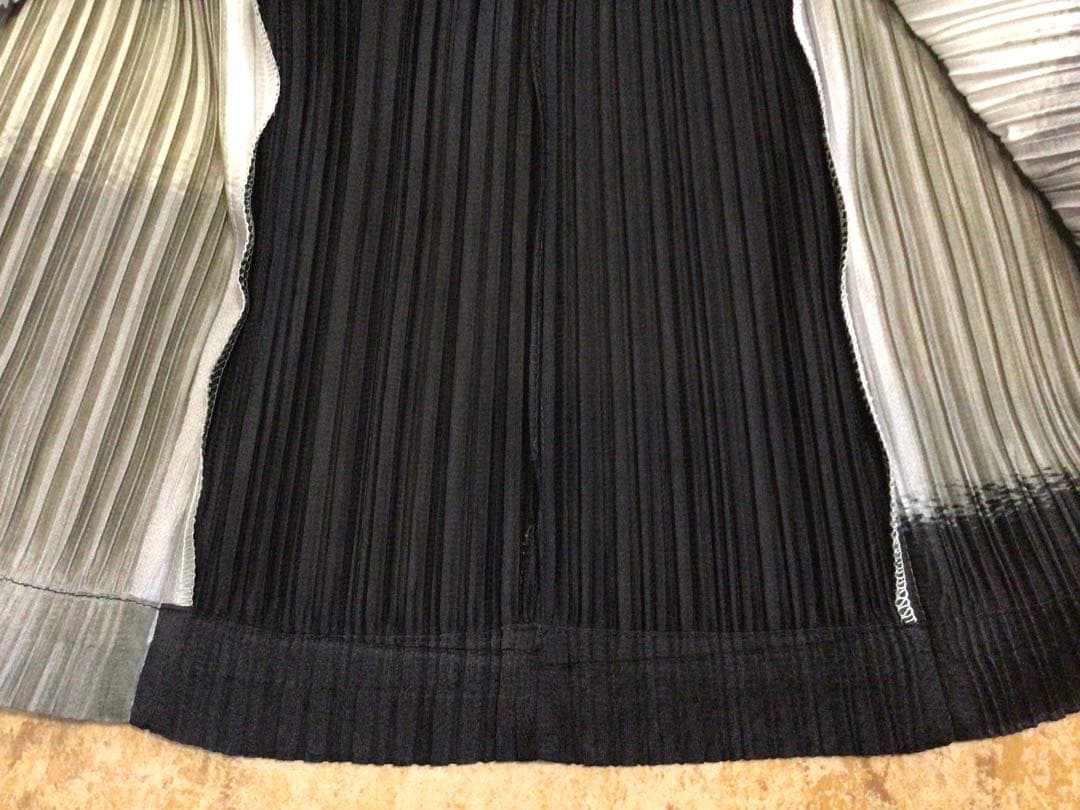 ミ*ヤ様 イッセイミヤケ　プリーツプリーズ　変形　ボートネック　トップス　白黒グ