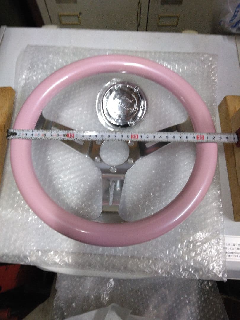 ピンクと赤のステアリングホイール新古品です。8さん専用です。