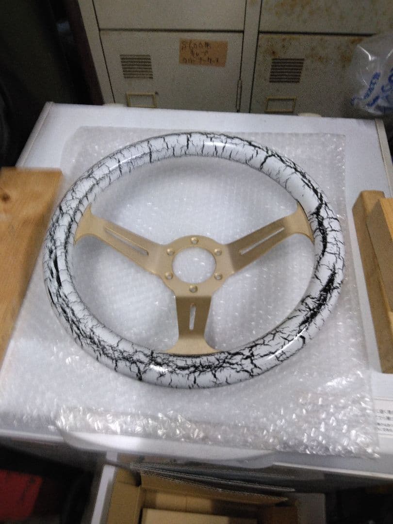 ピンクと赤のステアリングホイール新古品です。8さん専用です。