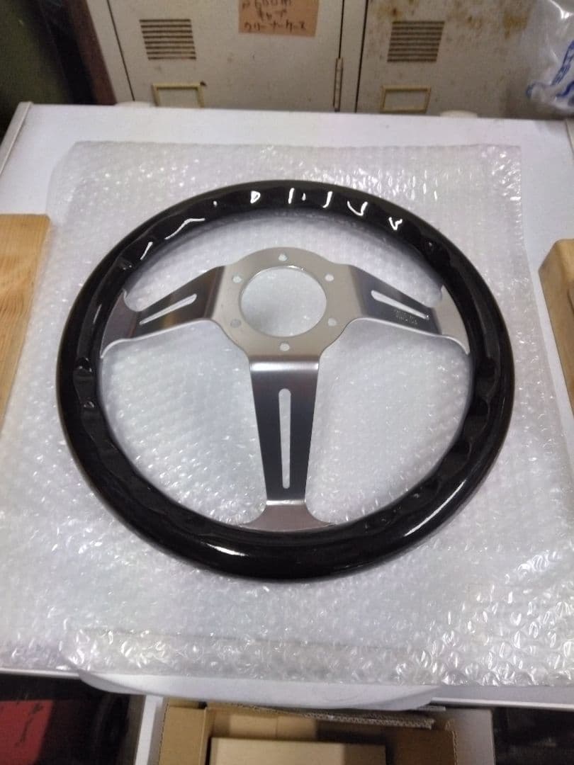 ピンクと赤のステアリングホイール新古品です。8さん専用です。
