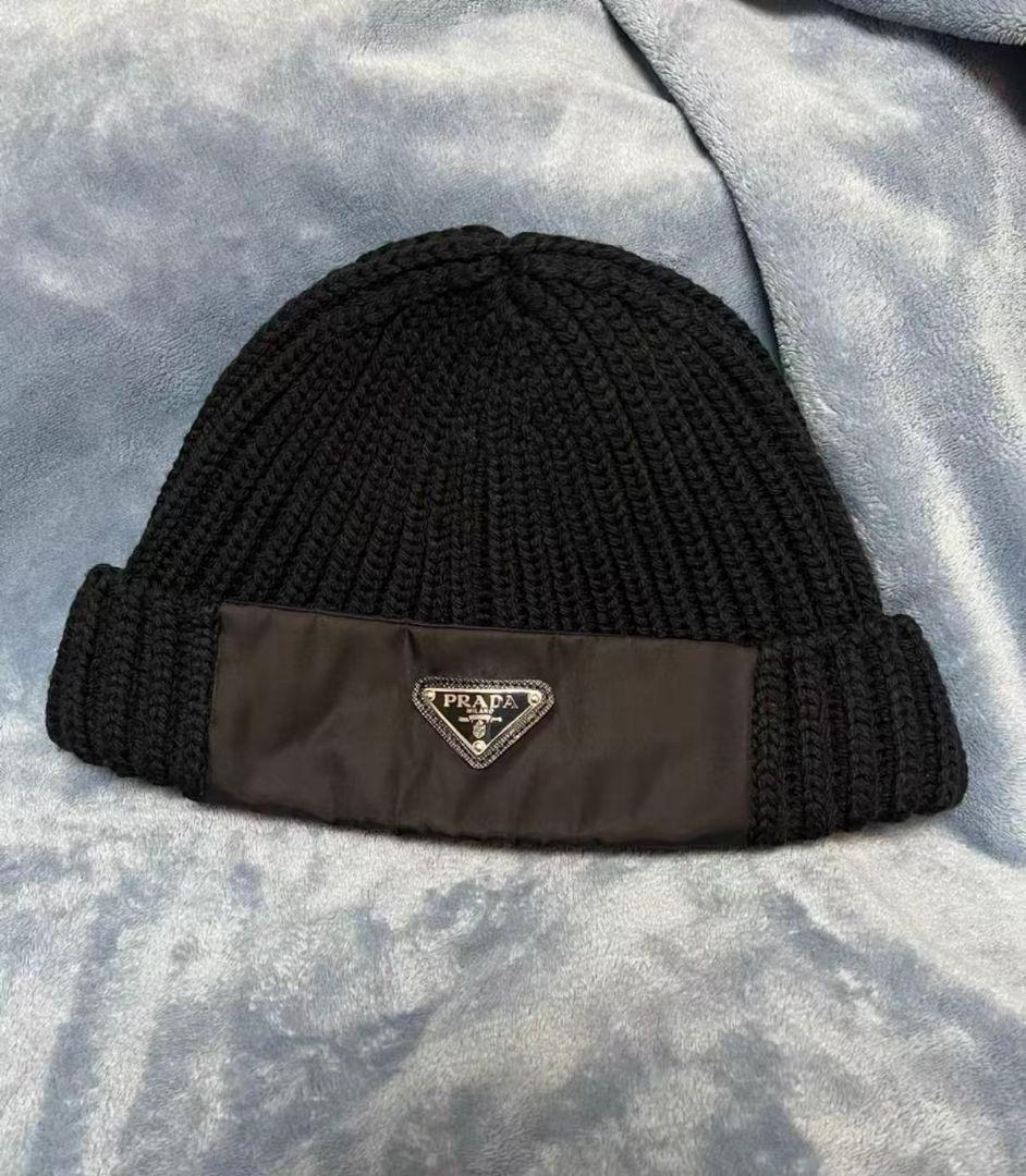 PRADA ブラックニット帽 新品同様