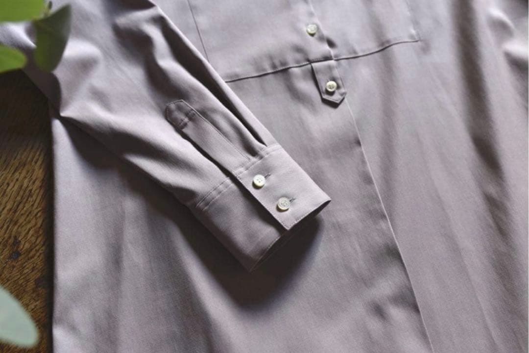 美品　完売品　OUR シワになりにくい胸元切り替えロングシャツ