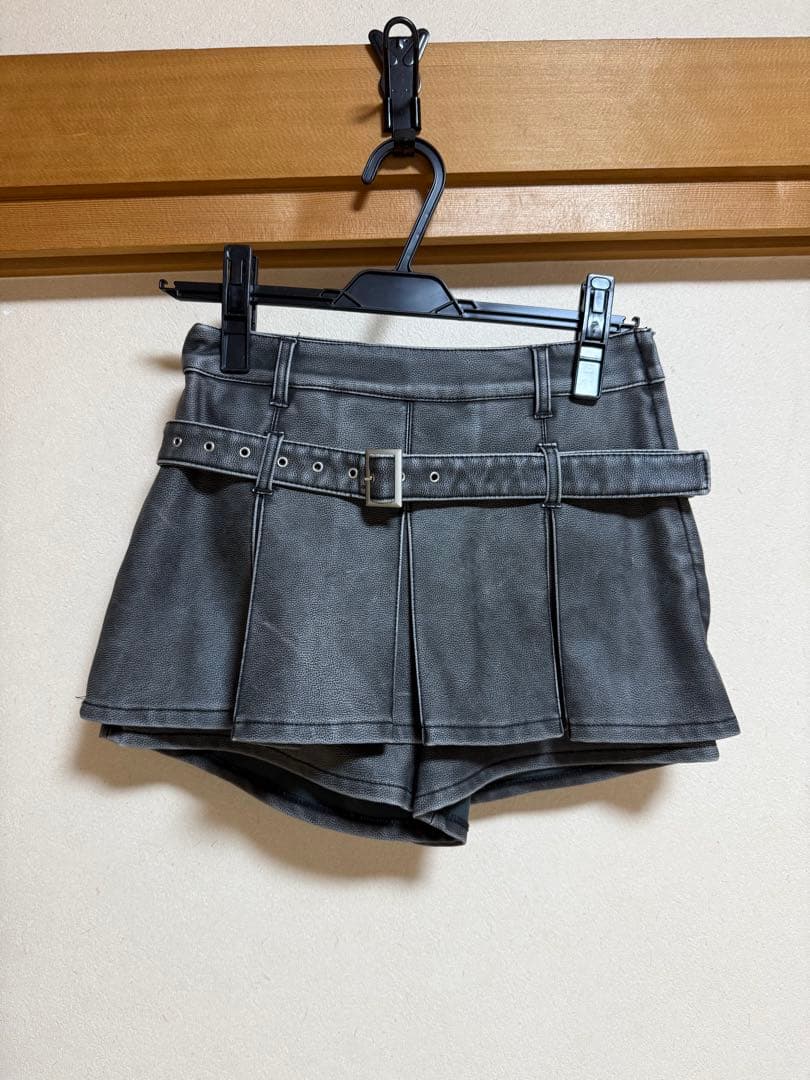 Darich アンティークレザープリーツショートパンツ