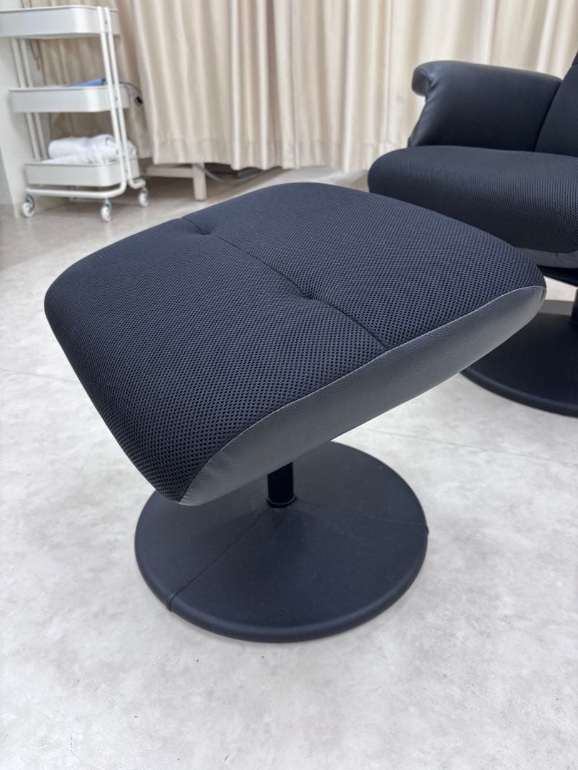 ブラック リクライニングチェア オットマン付き