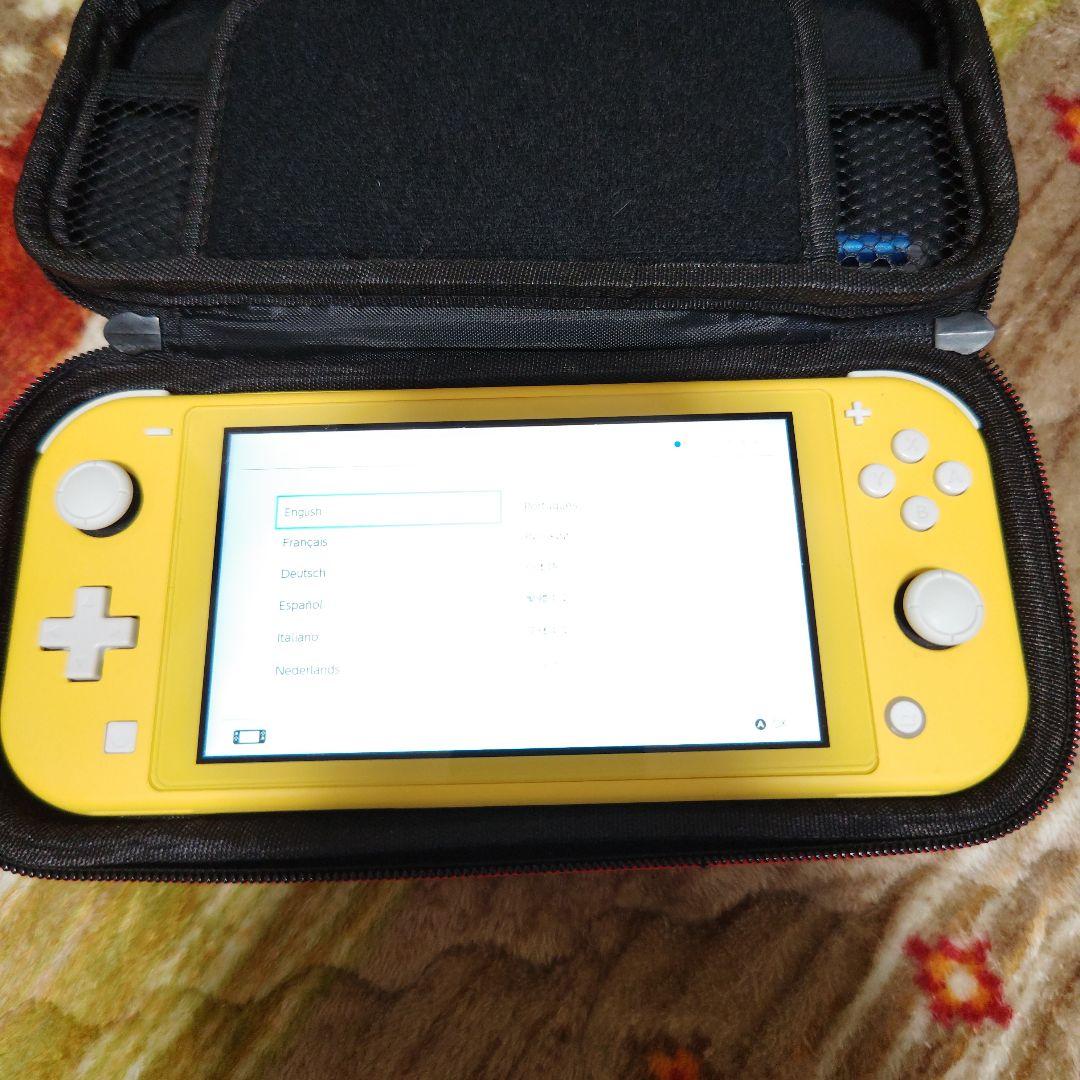 ニンテンドースイッチLIGHT　イエロー　ハードケース付き