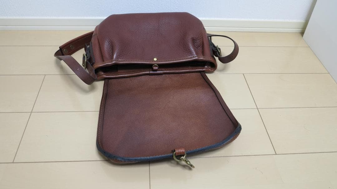 特別　HERZ ヘルツ 普段使いできるメッセンジャーTN-141　Sサイズチョコ