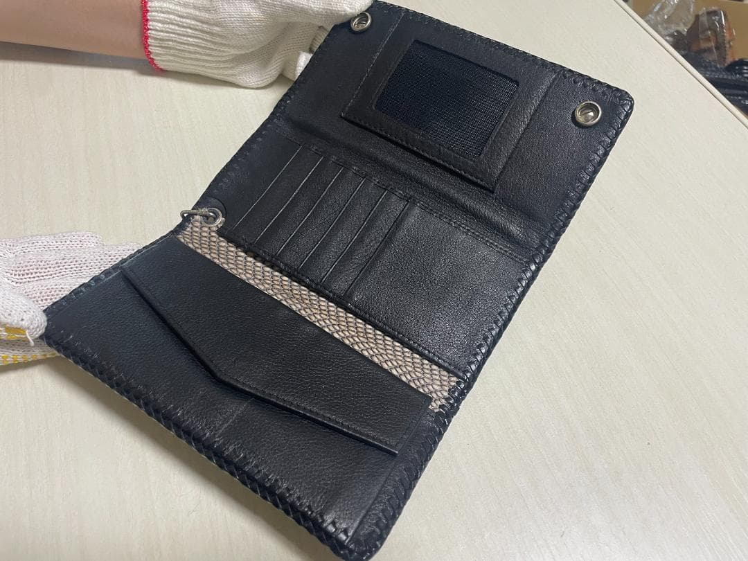 ☆コブラの頭が際立つ！ヘビ革の長財布(希少：未使用)