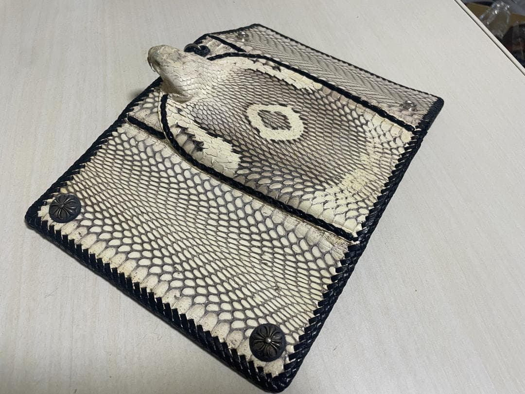 ☆コブラの頭が際立つ！ヘビ革の長財布(希少：未使用)