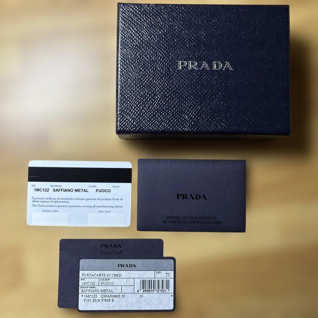 PRADA 赤 レザー 名刺入れ