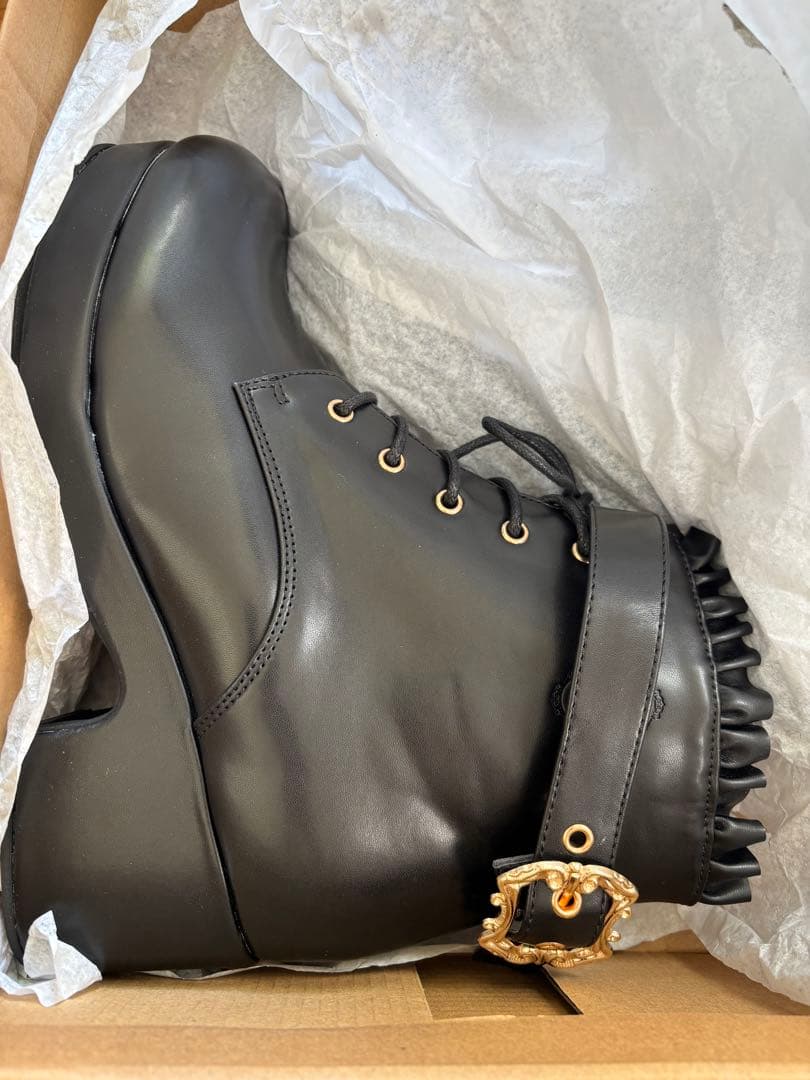 Amavel モノグラム型押しフリルショートブーツ Lサイズ