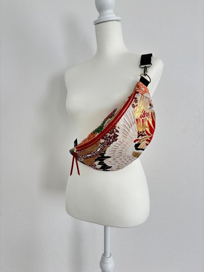 帯リメイク・鶴のボディバッグ　スリングバッグ