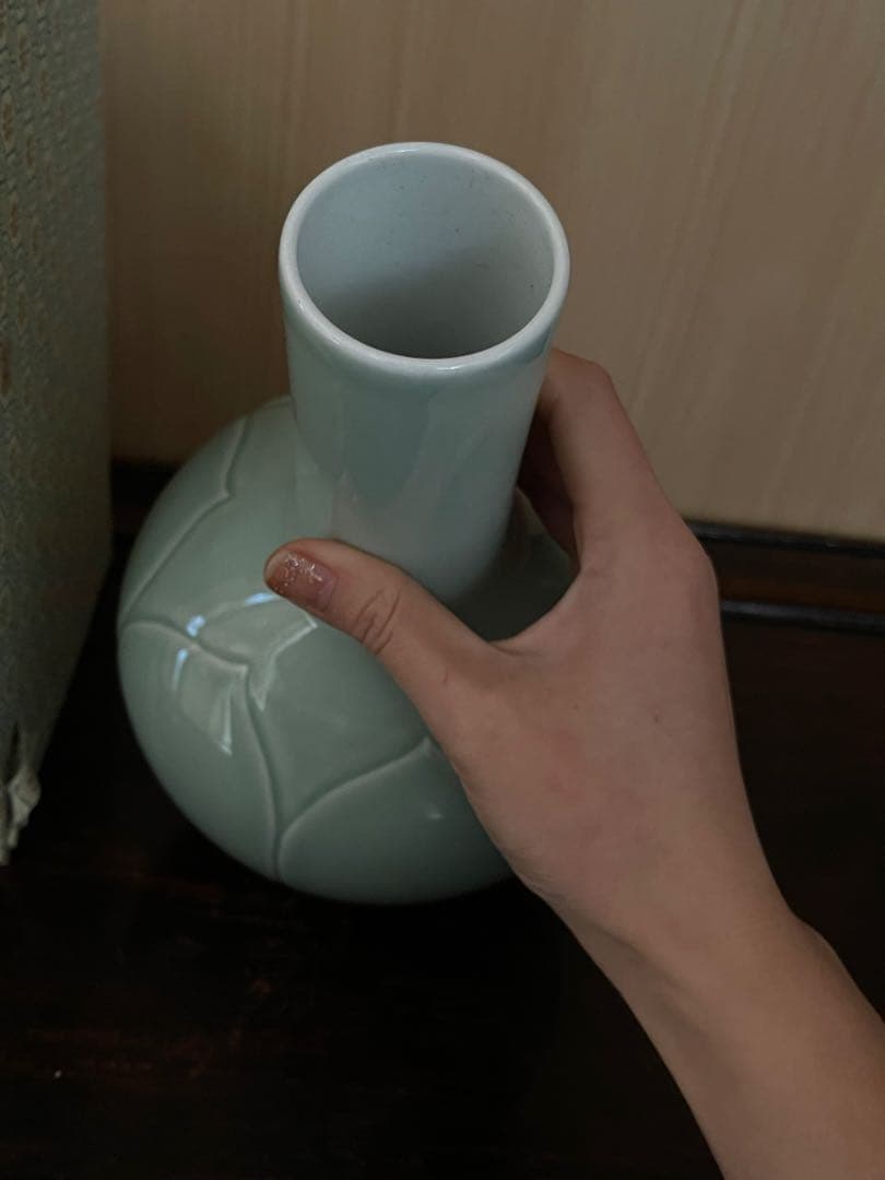 淡いグリーンの花弁模様花瓶 陶器製花瓶。