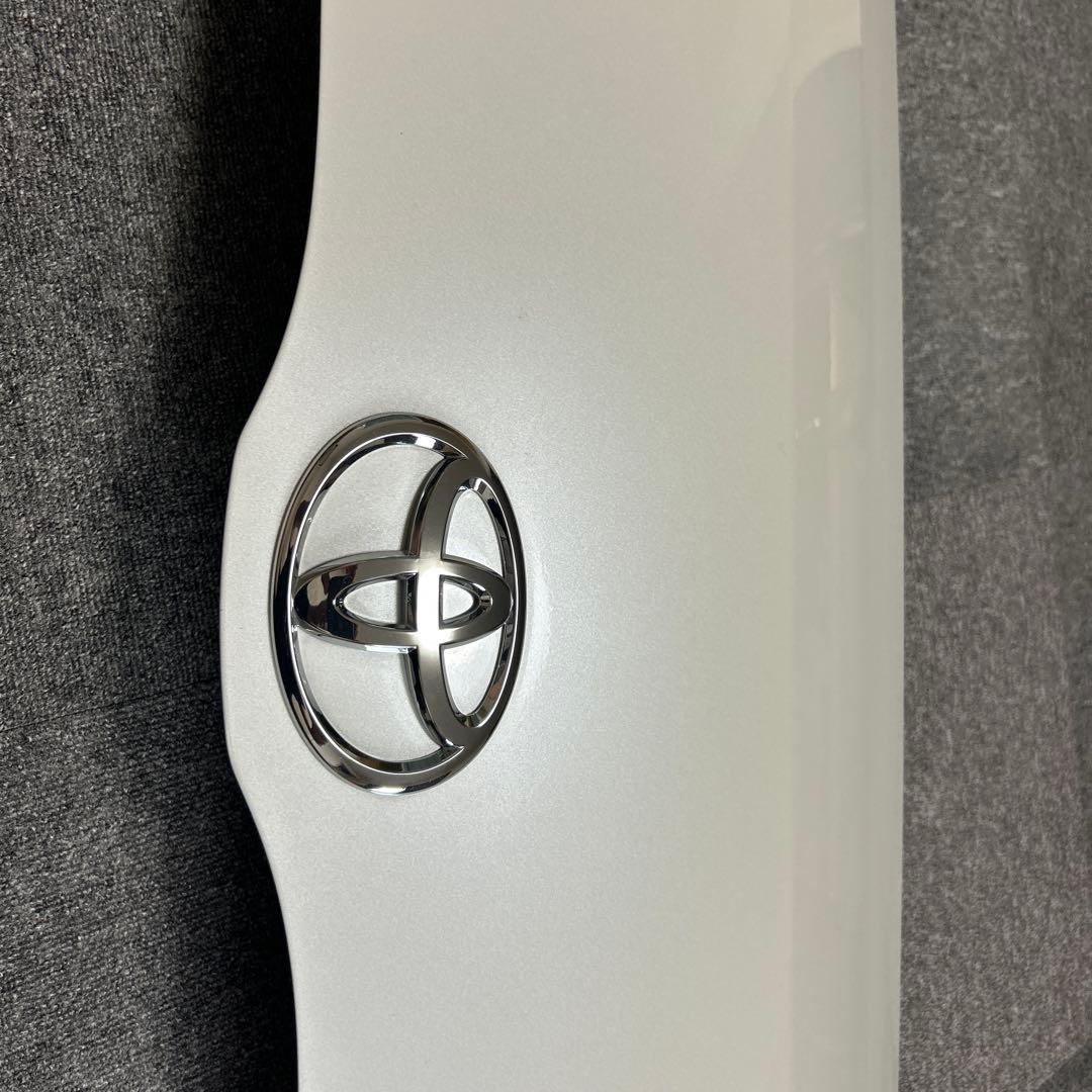 新車外し　200系 ハイエース 純正 ボンネット 070 ホワイトパール送料込み