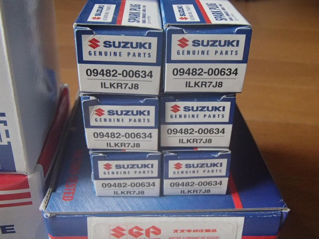 スズキ　純正オイルフィルター　純正プラグ　エアコン、エアーフィルター、パッド