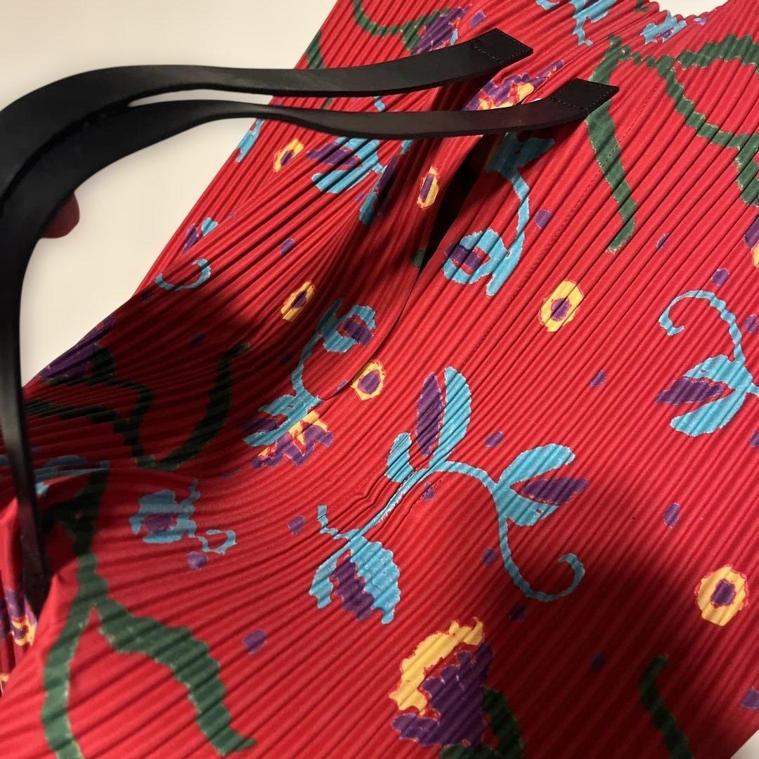 ISSEY MIYAKE me 花柄クラッチバッグ