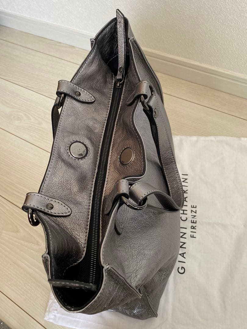 ジャンニキャリーニ 超美品 メタリックシルバーの縦長トートバッグ