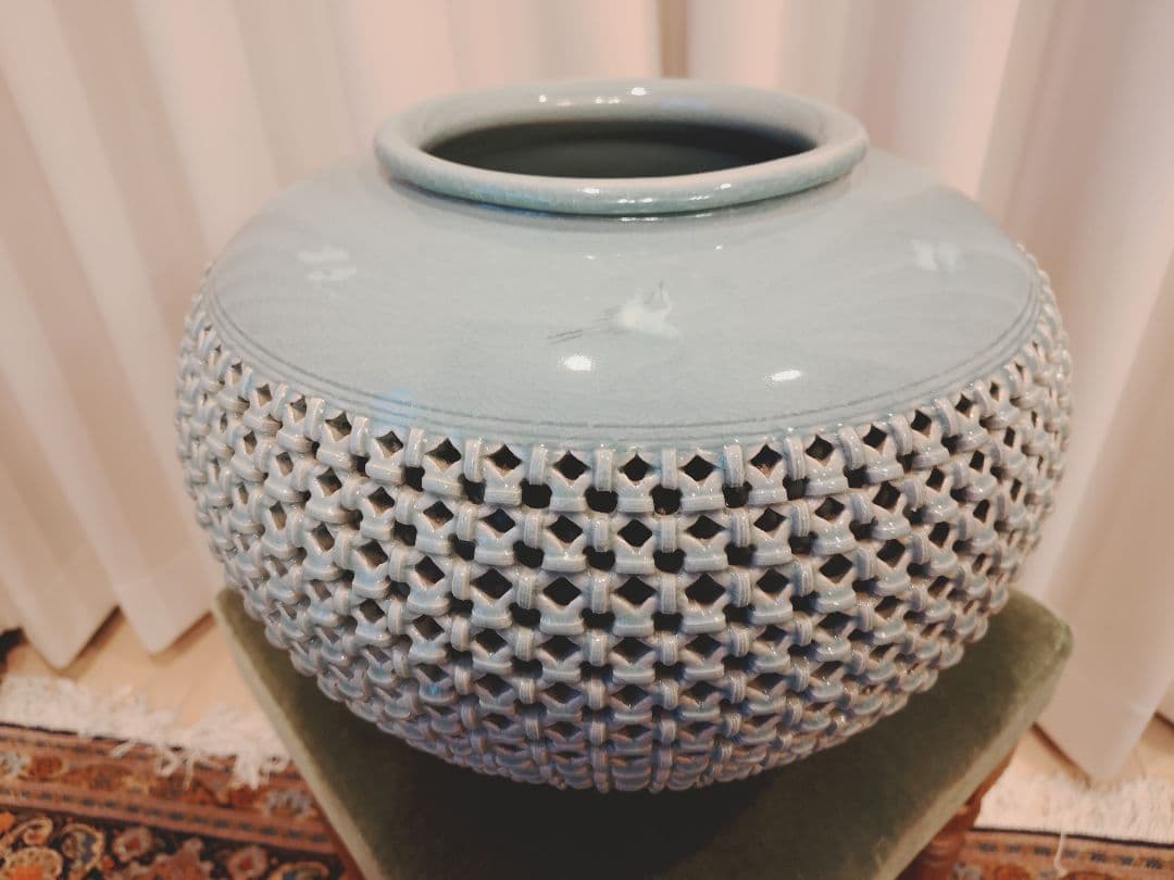 透かし彫り風青色陶器　高麗青磁