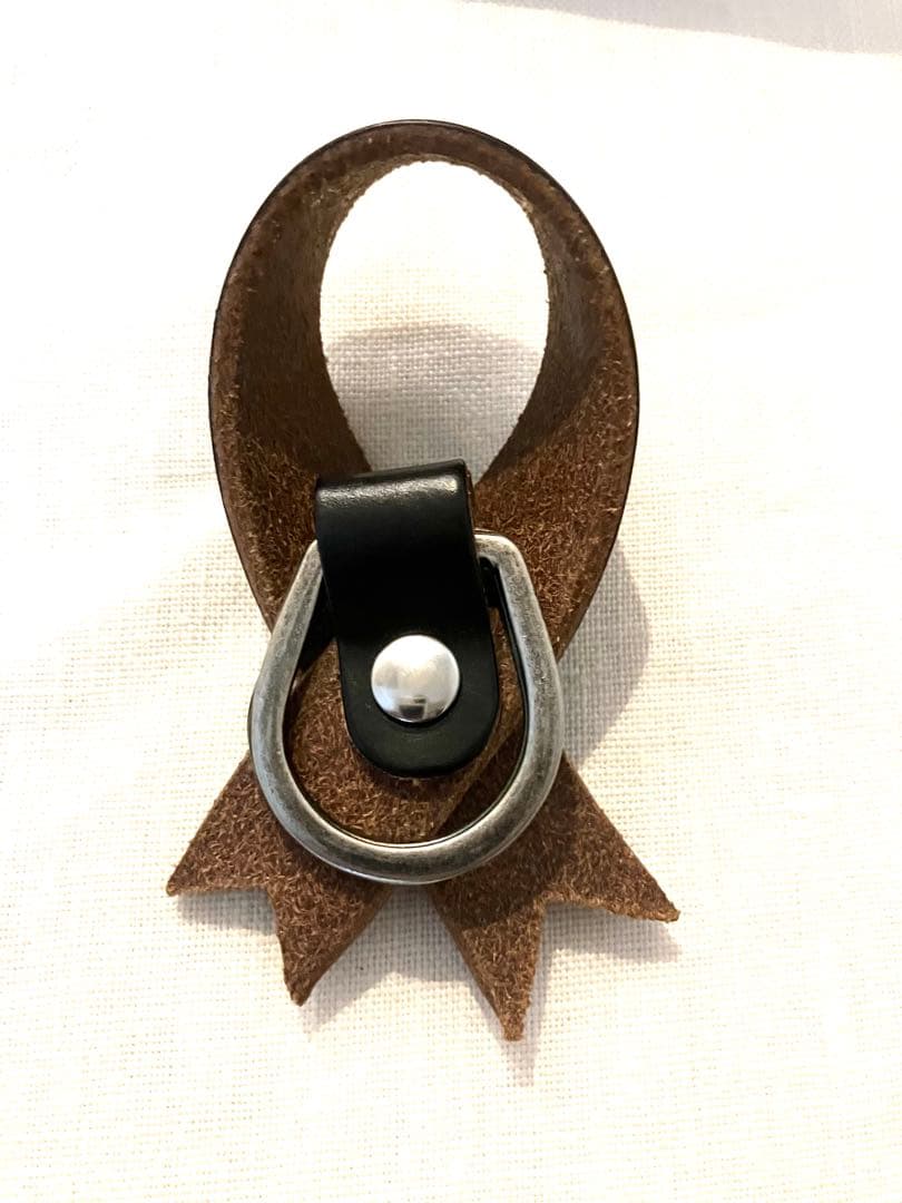 LARRY SMITH × button works リボンキーホルダー