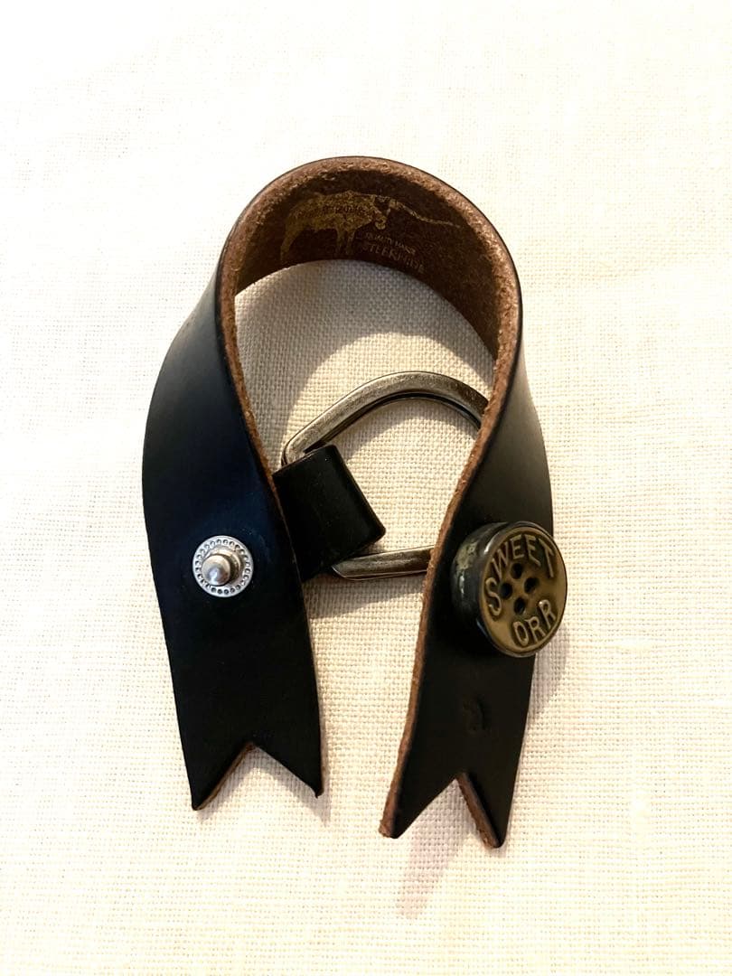 LARRY SMITH × button works リボンキーホルダー