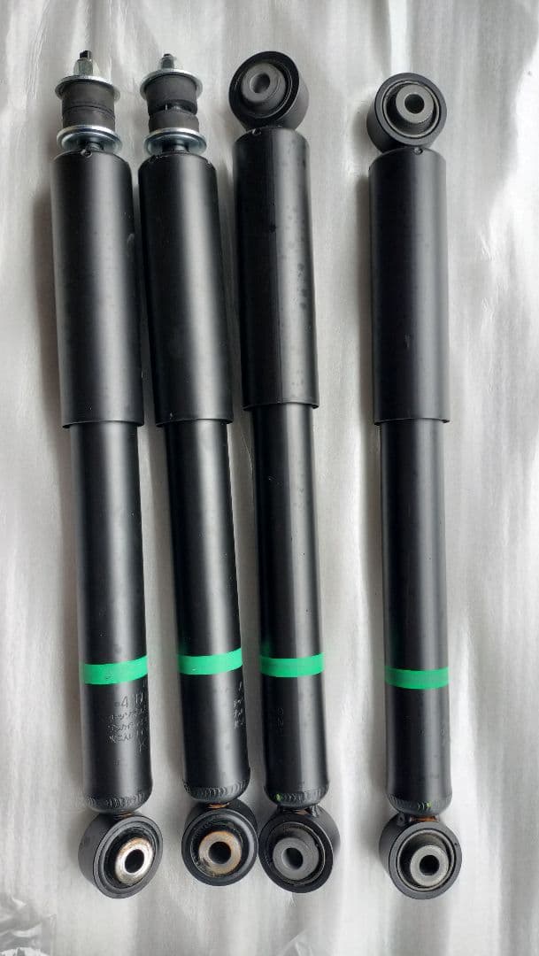 jb74ジムニー ショックアブソーバー、スプリング 4本セット 黒