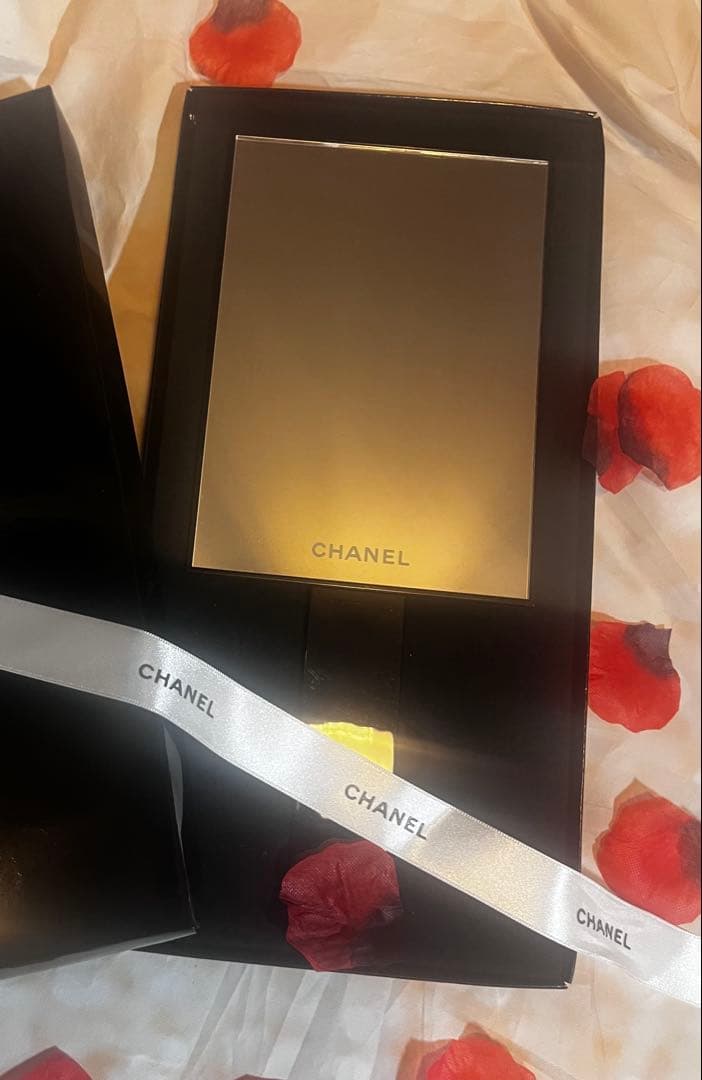 新品✨CHANELシャネルミラー手鏡卓上コンバーチブル仕様　メルカリ市価格