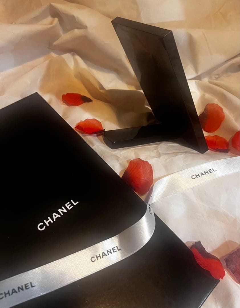 新品✨CHANELシャネルミラー手鏡卓上コンバーチブル仕様　メルカリ市価格