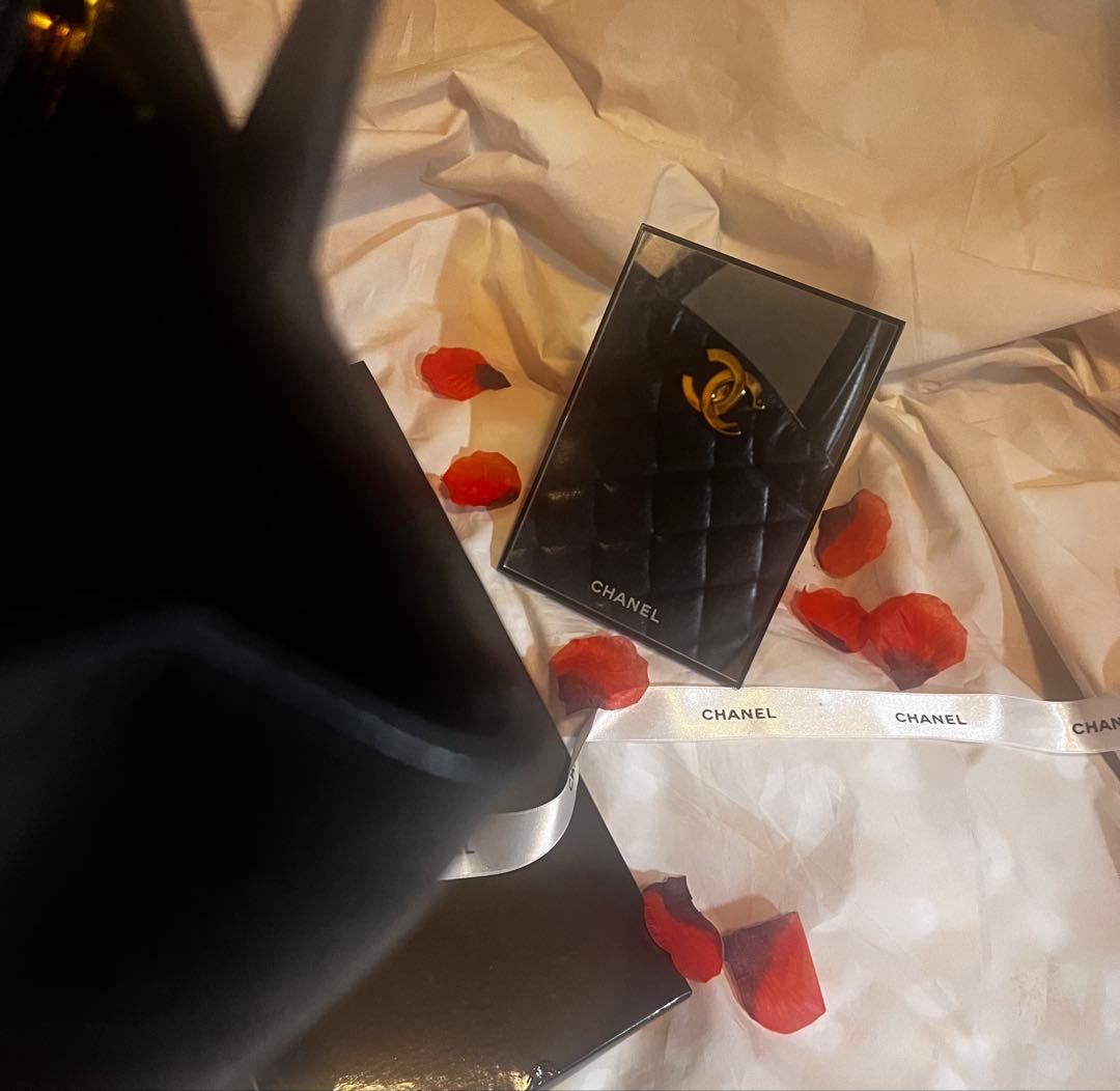 新品✨CHANELシャネルミラー手鏡卓上コンバーチブル仕様　メルカリ市価格