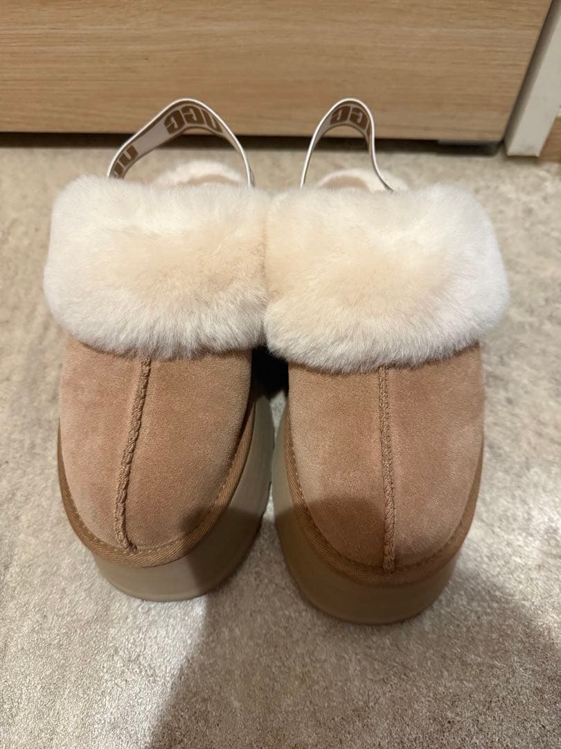 UGG ファンケット 厚底サンダル